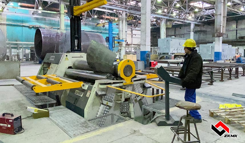рабочий управляет листогибным станком на заводе ЗКМК в городе Уральск