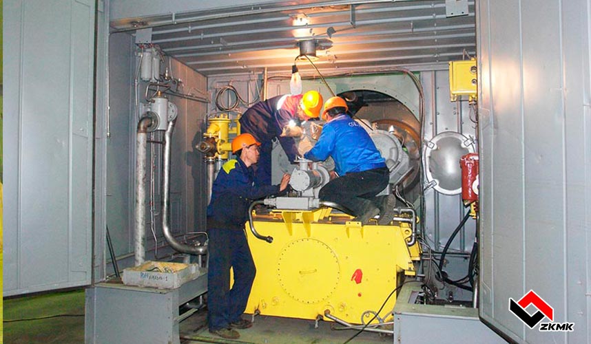 работники в касках монтируют оборудование на Западно-Казахстанской машиностроительной компании